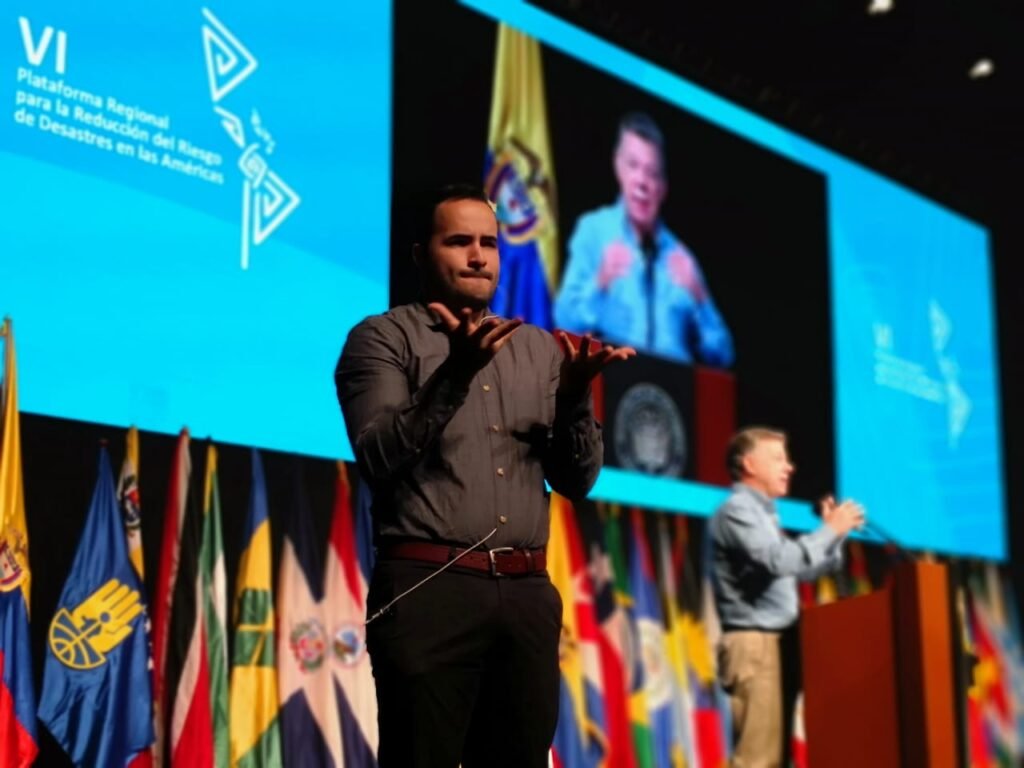 Intérprete de lengua de signos colombiana hace señas en una conferencia