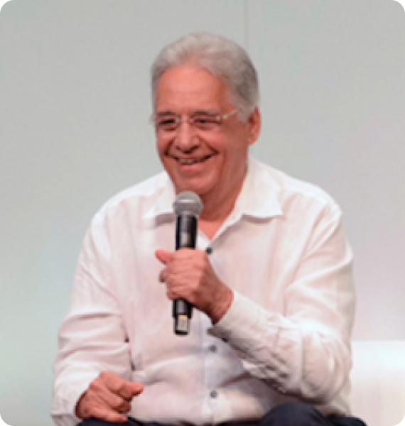 Cardoso: Fernando Cardoso habla en un evento multilingüe en Cartagena, Colombia, donde hay traducción simultánea al español
