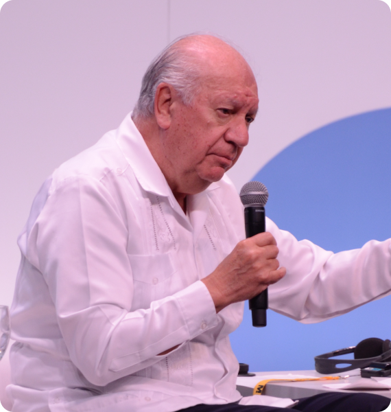 Lagos: Ricardo Lagos habla en un evento multilingüe en Cartagena, Colombia, donde hay traducción simultánea al inglés