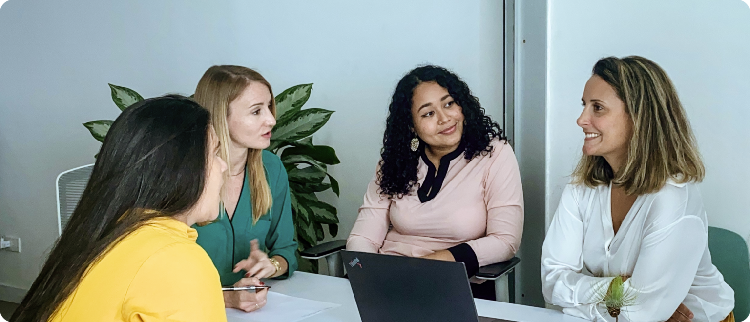 cuatro mujeres comentan un proyecto de traducción en la oficina de interpretingCO en Cartagena, Colombia