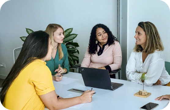 cuatro mujeres comentan un proyecto de traducción en la oficina de interpretingCO en Cartagena, Colombia