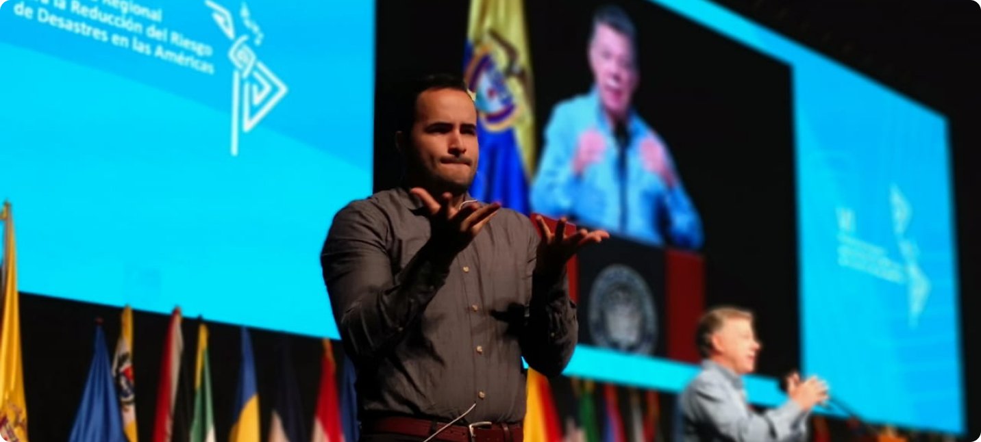 intérprete realiza la traducción simultánea de lengua de señas colombiana mientras habla Santos en una conferencia internacional en Cartagena, Colombia