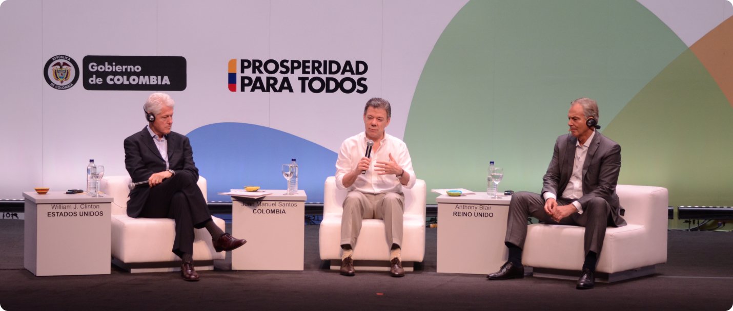 Clinton y Blair escuchan la traducción simultánea al inglés mientras Santos habla en una conferencia en Cartagena, Colombia